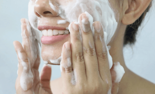 How Salicylic Acid Cleanser Transforms Oily Skin: A Comprehensive Review